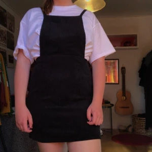 Hängselklänning - Säljer denna hängselklänning i manchester! Den har en dragkedja bak och är köpt från shein ❤