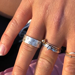Ring med stjärnor  - Superfin, justerbar ring som är med stjärnor. Har en Silver Sterling 925-stämpel, men inget jag kan garantera. Har några få kvar, så först till kvarn! Frakten ingår 💜