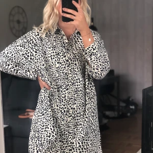 Skjortklänning från only - Skjortklänning från Only i strl 36. 