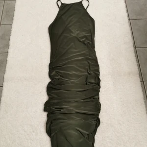 Klänning  - Snygg grön klänning som är figur sydd. Storlek 34 men passar mig som är S. 