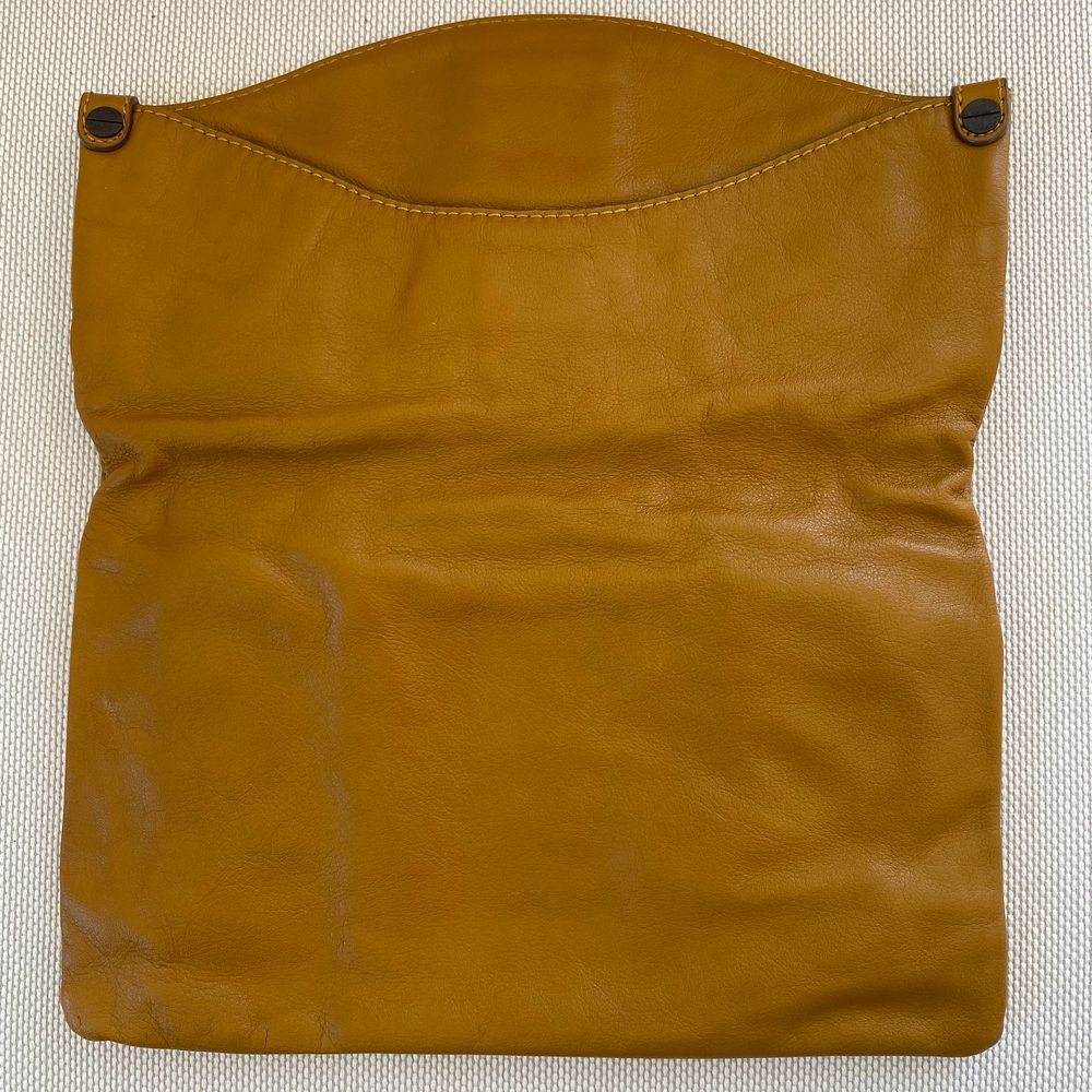 BCBG MaxAzria souple leather clutch bag. Magnetic closing, multiple pocket inside. Comes in original dust bag. Excellent condition, never used. Väskor.