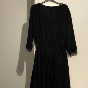 Svart Klänning Storlek L - Svart klänning från Zizi med spets aldrig använda storlek L Endast swish frakt ingår 