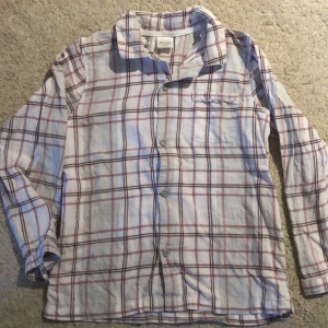 Pyjamas  - En jätte fin pyjamas från Åhléns i strl. 134-140. Jag har växt ur den. Fint skick, använd ca. 5 ggr.