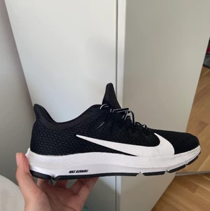 Nästan oanvända Nike skor  - Jättefina och väldigt bekväma Nike skor köpa på Intersport! Använda en gång då jag fick nya skor på min födelsedag :) priset kan sänkas vid snabb affär! 