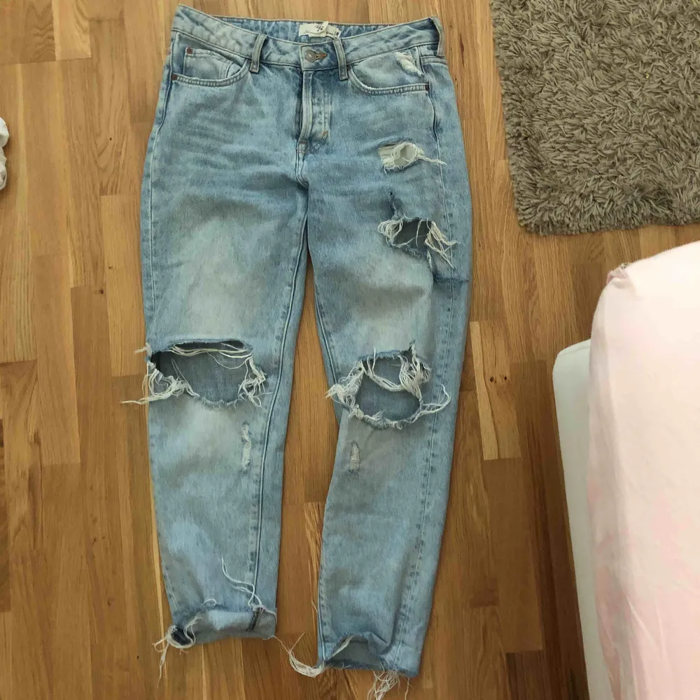 Skitsnygga blåa jeans från H&m i strl 38, använda endast ett fåtal gånger! 100kr + frakt, möts annars upp i Sthlm eller på Lidingö! 🦋🦋🦋. Jeans & Byxor.