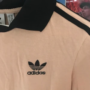 Adidas t-shirt  - Jättesnygg adidas t-shirt. Storleken är XS men passar S lika bra. Frakt tillkommer. Skriv privat om du vill ha fler bilder osv. 🥰🤗