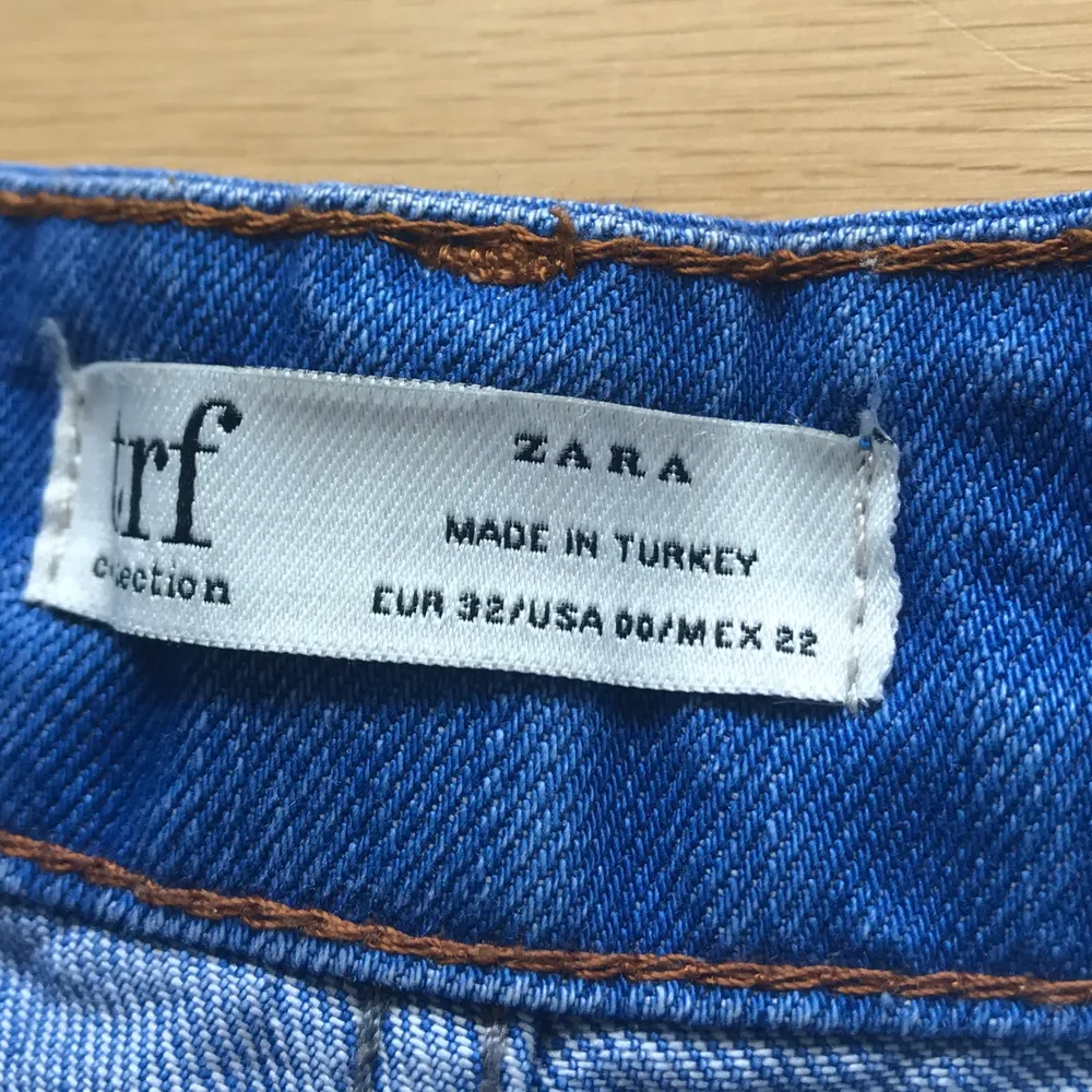 Klarblå vida jeans från zara med vit rand på sidan och hög midja. På ena benet är den vita randen sliten (se bild 3) men det syns inte jättetydligt på. Frakt tillkommer. Hör av dig vid frågor 🥰. Jeans & Byxor.