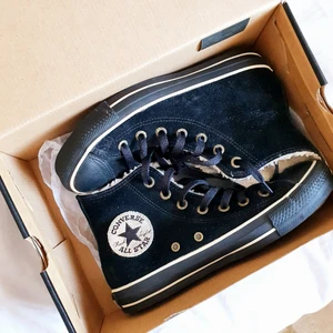 Fodrad converse  - Som nya! Funkar till både tjejer och killar. Köparen står för frakten, kan fixa paketpris 😊