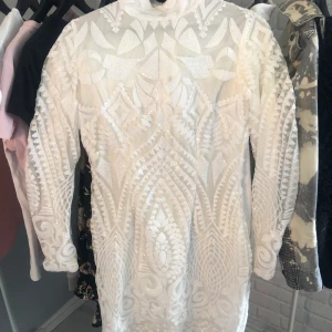 Vit klänning - Säljer mig underbart fina paljett klänning som tyvärr blivit för liten för mig. Den finns inte längre att köpa då den är 2 år gammal. MEN endast använd under avslutning i 9:an. Fortfarande lika fint skick! Den är liten i storleken, passar S och XS