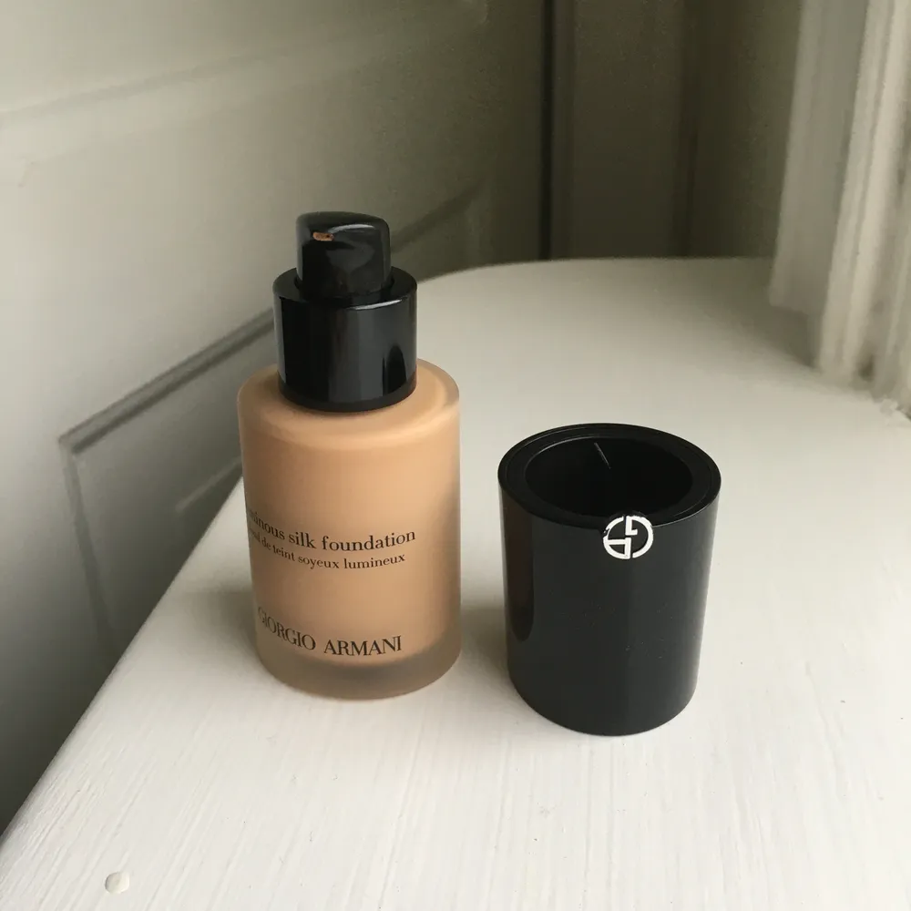 Luminous silk foundation från Giorgio Armani i färg 6,5. Endast swatchad 1 gång på handen, fel färg för mig. Köpt på kicks för 560kr.. Övrigt.