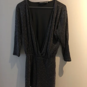 Glittrig Playsuit/jumpsuit från bershka  - Supersnygg kort playsuit från Bershka som går att ha urringat fram eller bak. Perfekt till sommarfester och använd fåtal gånger