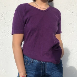 Lila tröja  - Lila T-shirt som aldrig är använd ⚡️ köparen står för frakten💚💚