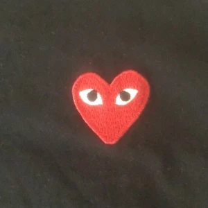 CDG - Jag har bestämt mig för att sälja min fina cdg tröja då den längre inte kommer till användning på grund av att den är för stor på mig! Tidigare köpt här på Plick och är i mycket bra skick. Frakt ingår ej! 🥰 kan gå ner i pris vid snabb affär