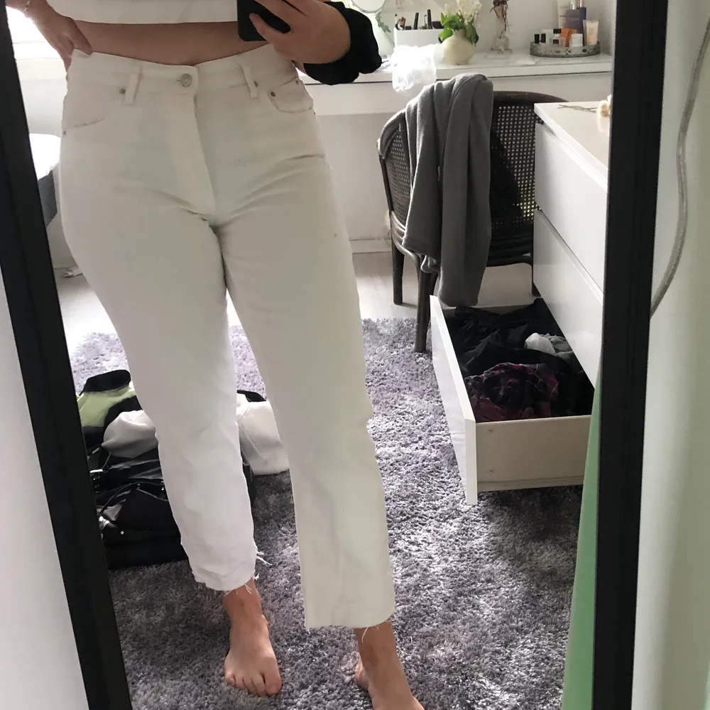 Snygga vita jeans från Gina tricot🥰 storlek 42 men passar knappt mig som annars har typ 40/38 i byxor. Knappar istället för dragkedja. Pris kan diskuteras! Frakt 40 kr . Jeans & Byxor.