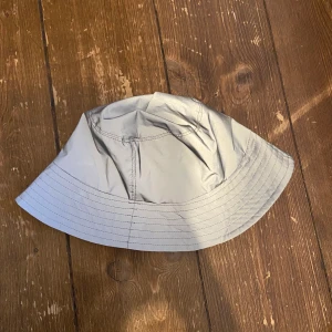 Bucket hat reflextyg - Superfin fiskarhatt i relfextyg🧚‍♀️ Jag har bara använt den två gånger så den är så gott som ny gott. Säljer på grund av att den inte kommer till användning. Frakt tillkommer💘