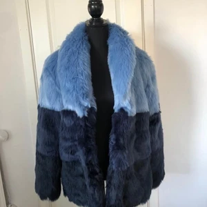 Ny pälsjacka - Säljer en helt ny fuskpäls jacka från Nakd som har tre olika färger av blått. Jackan är i nytt skick och i mycket bra kvalité!  Perfekt att köpa nu till vintern💙