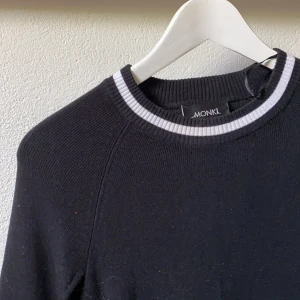 Topp från monki - Jätteskön topp som är croppad och har lite längre vida ärmar 