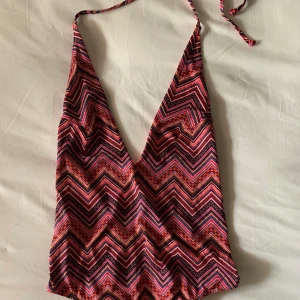 Baddräkt med djup rygg  - Jättefin baddräkt i rosa lila aprikosa nyanser och djup rygg. Storek 34-36 från H&M 