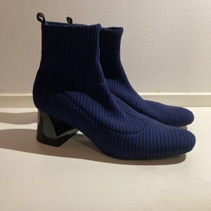 Zara skor strl 39  - Klackar från Zara. Sparsamt använda. Finns i Sthlm. Kan mötas upp alt skicka! 