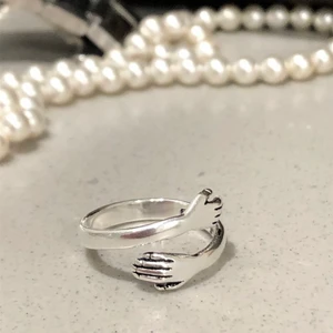 Ring med händer  - Superfin ring, justerbar. Begränsat antal så först till kvarn!  💜
