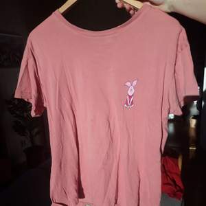 En rosa t-shirt med nasse från nalle puh på i tunnare material. Jag har målat den själv. Går att tvätta i 40°c