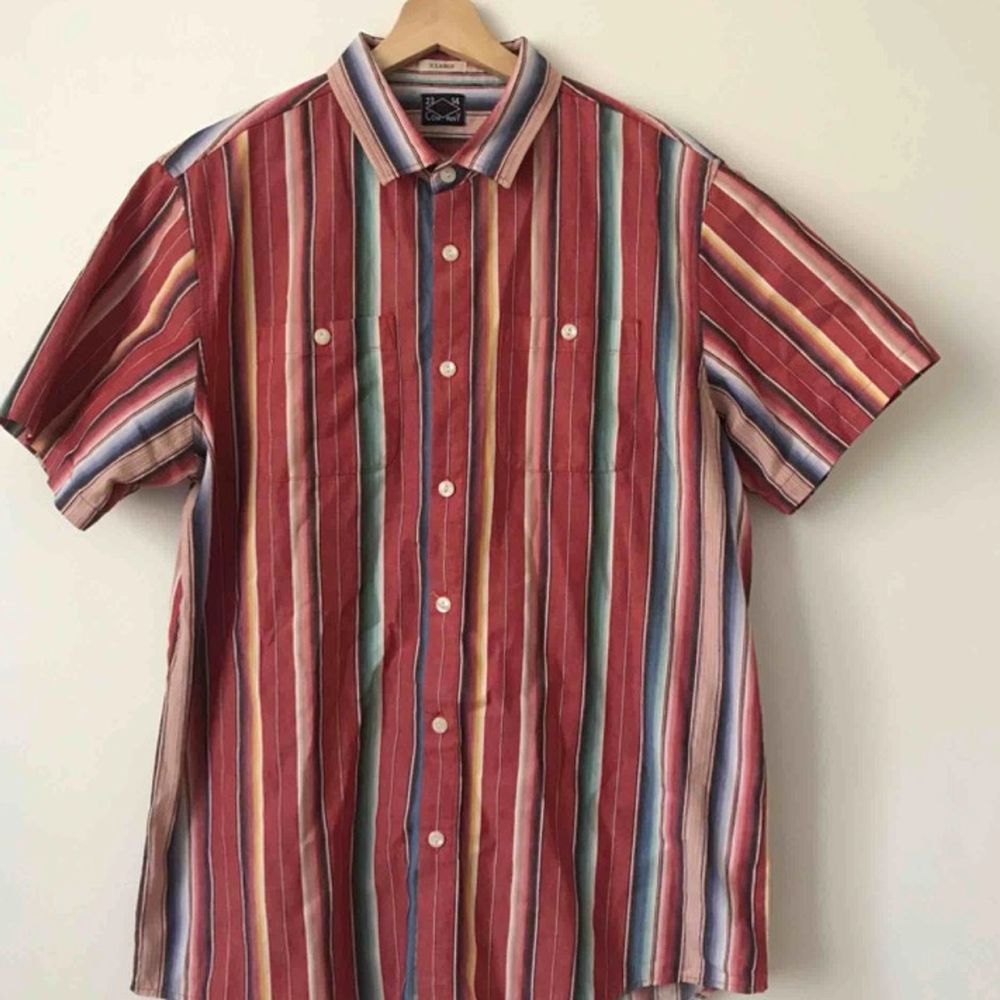 Finful randig skjorta. SÅÅÅ vintage. Köpt på på plick, men innan dess kommer den från humana. Frakt ingår i priset.. Skjortor.