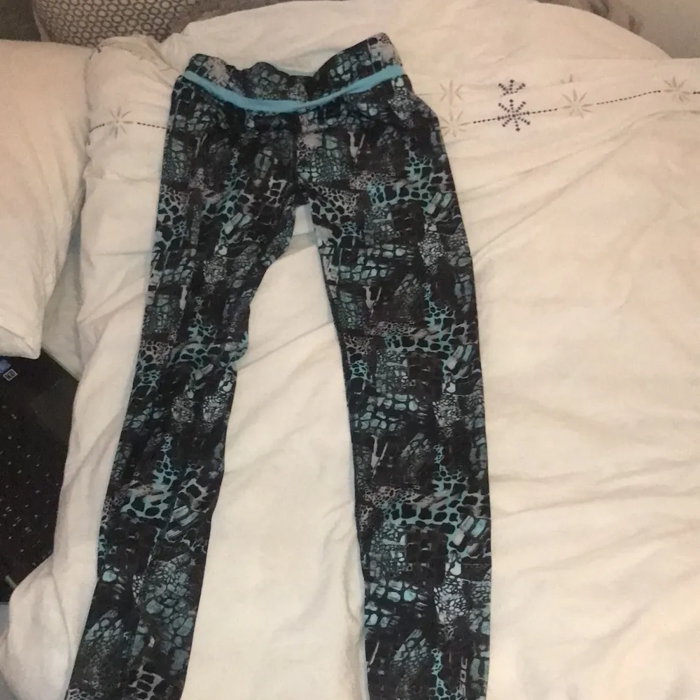 Säljer tränings byxor som jag knapt använt 50kr styck och 160 kr för alla + frakt 💕. Jeans & Byxor.