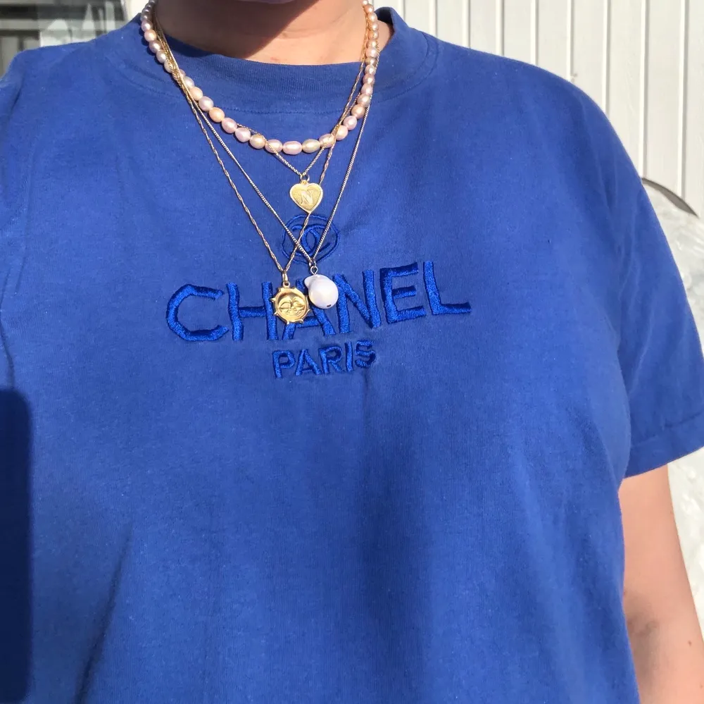  Jättefin och unik Chanel bootleg t-shirt från 90-talet . Intresse koll då jag inte är säker på om jag vill sälja den än  ! Säljer vid bra bud , budgivning startar på 300kr . Inga hål eller defekter och i jättebra skick trots sin ålder! BUD atm : 1000kr🧃. T-shirts.
