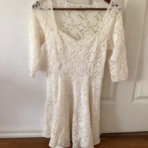 Klänning från Urban outfitters str S - Köpt för ett tag sedan men använd 2 ggr. Stretchigt material så fungerar även om du har storlek M vanligtvis. Klänningen är i storlek S.