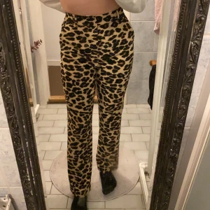 Fina storlek 34 - Byxor från Gina aldrig använda storlek 34. Sköna att ha på sig och sitter fint