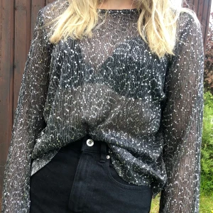 Tunn glittrig tröja - En tunn/genomskinlig glittrig tröja från Gina Tricot. Använd en gång. Strl M men min syster på bilderna har vanligtvis S eller XS. Köparen står för frakt 🧡