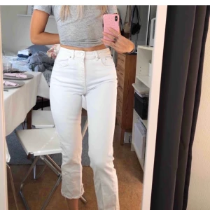 Vita momjeans från gina - Fina vita momjeans från gina. Säljer då de inte passade mig, lånade bilder. 110 kr + frakt