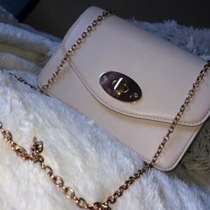 Beige väska - En beige väska med kedja i bra skick som använts några gånger. 