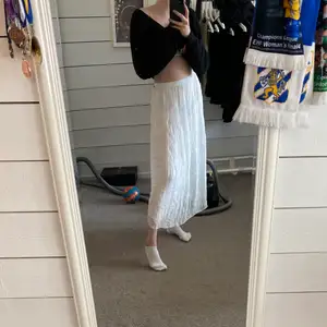 En fin vit kjol som jag köpte på någon Random outlet i somras. Storlek s, men passar även mindre och större. I silkesmaterial, men ser ut som linne. Frakt 20kr