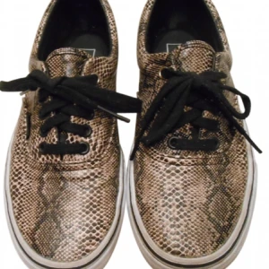  - Bought for: 800 SEK / 80 €

Relativt nya, använda några gånger. Storleken är normal, 8.5 US eller 39.5 EUR. 
Material: Ko skinn/gummi sula. 
Slitningar: Har väldigt små märken på framsidan, men som ej syns när du bär de. Annars så är det två små märken på innersidan av hälen. 
Dessa kan användas alla säsonger och är väldigt sköna! 


Relatively new, worn only a couple of times. The size runs normal, 8.5 US or 39.5 EUR.
Material: Cow leather/Rubber sole. 
Defects: Has very small mark on the front, but which does not show when you wear them. There are small signs of wear at the inside of the heel. 
Perfect for all seasons and very comfortable. 