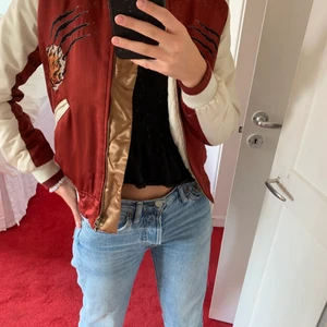 Bomberjacka i silke🤩 - Bomberjacka med tigertryck på baksidan och framsidan, storlek S💕 nypris 1000kr, köpt på urban outfitters