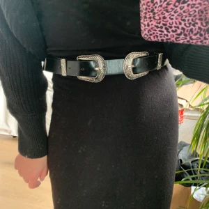 Skärp - Skärp från ZAFUL. Aldrig använt, då det är lite stort för mig och har inte orkat göra mindre hål:) väldigt snyggt över klänningar och liknande 💞 50+frakt