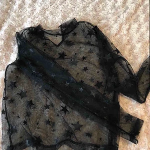Mesh tröja - Snygg genomskinlig tröja, köpt på plick men tyvärr aldrig fått någon användning av mig.