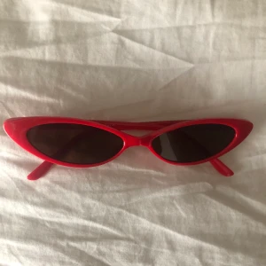 Retro sunglasses - röda brillor ❤️ säljer pga de inte passar mig så bra tycker jag 🤕 frakten ingår 🚚🚚🚚