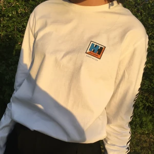 Helly Hansen X Sweetsktbs - Ascool Helly Hansen X Sweetsktbs longsleeve med snygga streck på ärmarna, stort tryck på baksidan och litet på framsidan i hörnet! Kommer inte till användning längre. Frakt tillkommer, skriv för fler bilder/frågor!💕