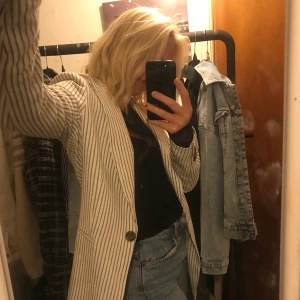 Jävligt snygg kavaj från H&M🥳 - Kavaj från H&M. Använd endast en gång på min skolavslutning🖤 Storlek 34. Väldigt användbar😊 köparen står för frakt !