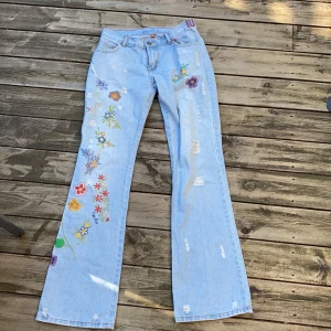 Lågmidjade jeans med detaljer -  Storlek:  S  Pris: 150kr Frakt: 88kr Hör av dig om du är intresserad💖💖 ett litet hål vid ”skärpflärpen” se bild 2 