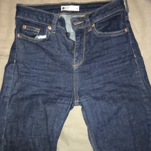 Bootcut jeans med hål  - Dessa byxor sitter skiitbra och är väldigt stretchiga, högmidjade osv och i mycket bra skick😍 stretchiga så passar även s, frakt tillkommer 