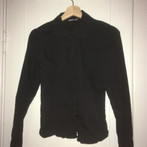 Skjorta - Svart skjorta med rundad krage. Dr Denim