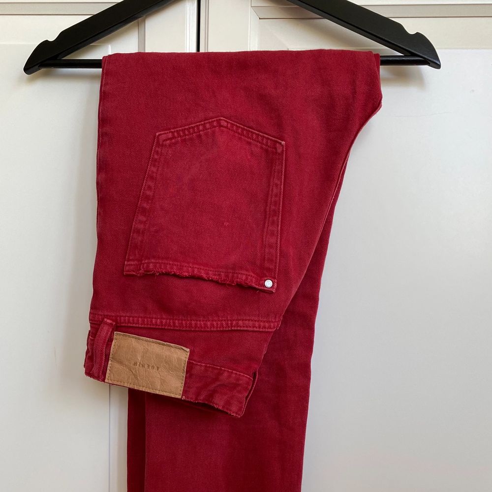 Jättesnygga röda jeans i rak modell. Använda men i bra skick! Köparen står för frakt på 63kr 💘. Jeans & Byxor.