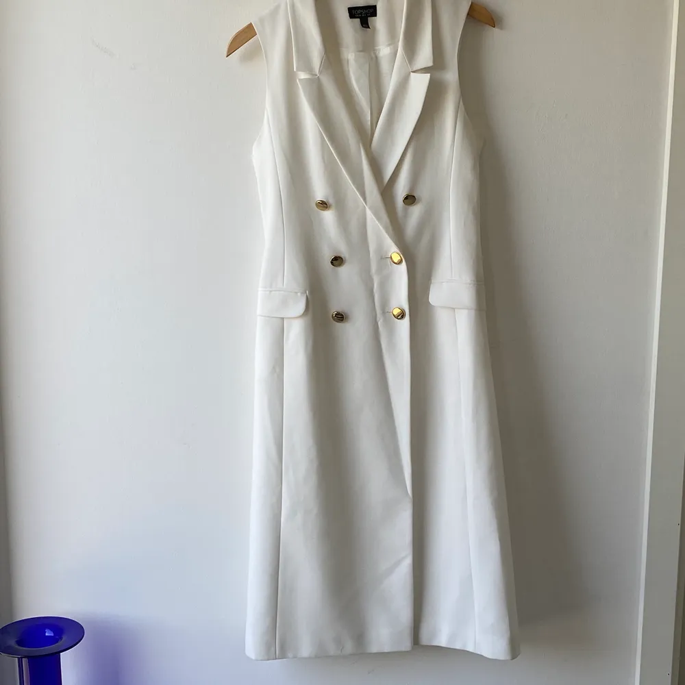 Topshop white longline sleeveless double breasted blazer dress. Can be worn as long waistcoats over jeans & shorts. Size 36. Perfect condition, never worn.. Klänningar.