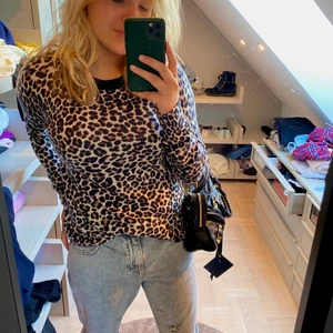 Zadig tröja💕 - Säljer denna coola Zadig tröja jag köpte i paris i somras. Den kommer tyvärr inte till användning och är helt oanvänd. Nypris runt 3000kr mitt pris 1750. Pris in diskuteras om någon är intresserad❤️Storlek m men passar S och XS