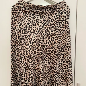 Kjol från Monki - Djurmönstrad underbar kjol som är perfekt till varma sommardagar. Använd någon enstaka gång, mycket gott skick. 