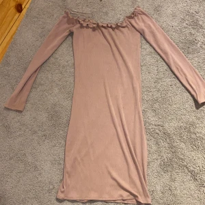 Klänning bikbok - Smutsrosa klänning i storlek xs  men är super stretchiga så passar någ många flera storlekar