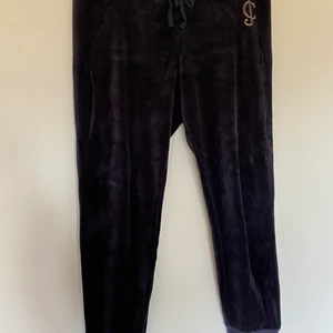 Juicy Couture Byxor - Mörkblå sammetsbyxor från Juicy Couture (äkta!!). Mudd nertill och fickor bak. Inköpta i New York för ca 800 kronor. Använda ett fåtal gånger. Passar M/L men är för korta i benen för mig som är 180cm lång. Skickas spårbart för 63kr. 🥰